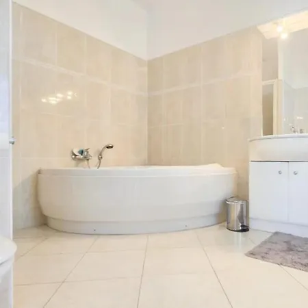 Homestay Enjoy 5bdr Pool And Bbq Saint-Raphael (Var)